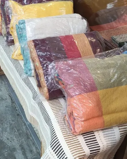 Mantas listradas e coloridas enroladas na embalagem